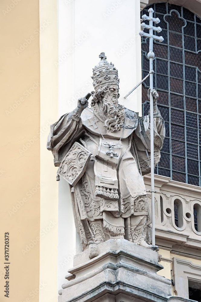 Obraz premium St. Leo sculpture above the entrance to the St. George's Cathedral, Lviv, Ukraine