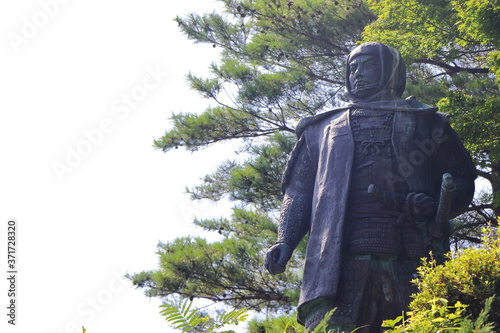 木を背景にした日本の戦国武将の像
