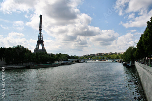 eiffel tower in paris © Simon Edge