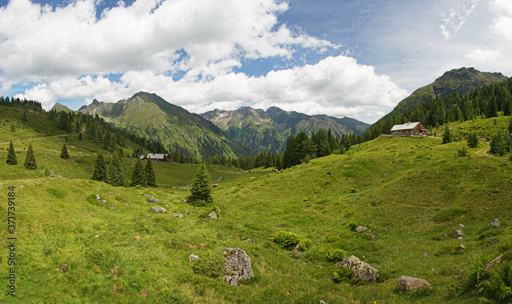 Panoramablick in die Berglandschaft des Salzburger Lungau - Österreich