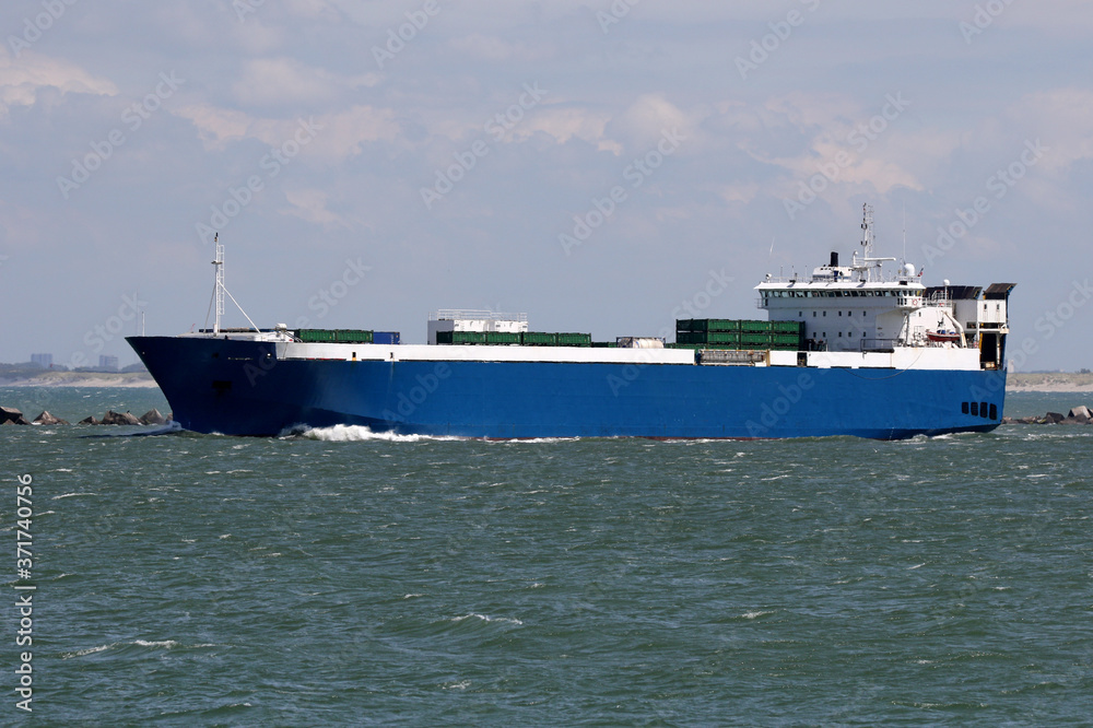 Das blaue Ro-Ro Frachtschiff verlässt den Hafen Das blaue Ro-Ro Frachtschiff verlässt den Hafen