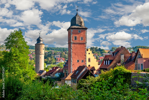 Blick auf die mittelalterliche Verteidigungsanlage von Ochsenfurt bei schönem Wetter