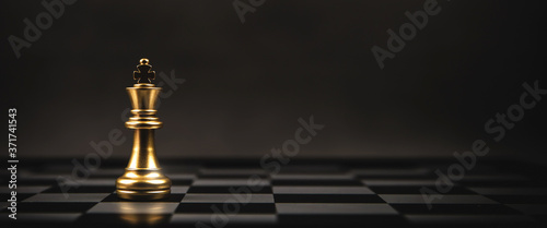 Fotografia King golden chess standing on chess board concept of business strategic plan and professional organization management leader