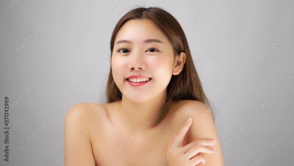 Smilling beautiful young asian woman looking at camera She has beauty facial skin and body skin Charming beautiful female get satisfied and confident her beauty skin Skin care concept