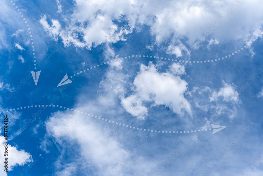 Ein symbolisch angedeutetes Flugzeug am Himmel sucht den Weg zum Ziel