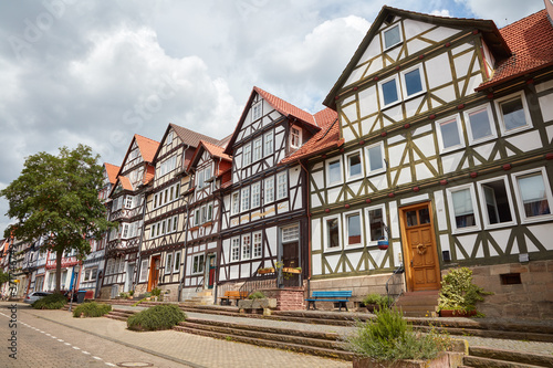 Straße mit Fachwerkhäusern in Bad Sooden-Allendorf in Deutschland.