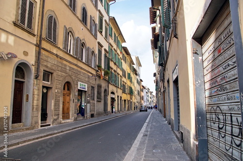 Fototapeta Naklejka Na Ścianę i Meble -  View of small street in the historical town of Florence