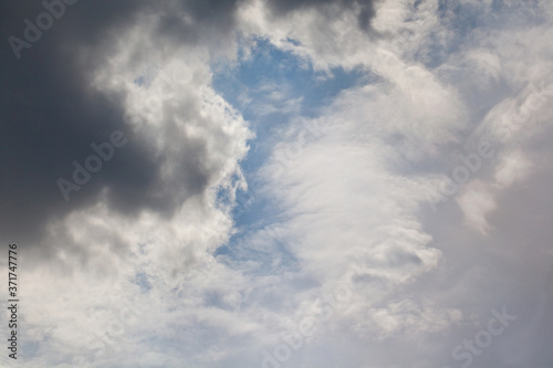 Fototapeta Naklejka Na Ścianę i Meble -  Błękitne niebo z chmurami.