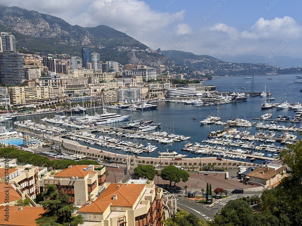 Monaco, principauté et capitale de la richesse, place du casino de monte Carlo et son sublime port avec des yachts et hotel de luxe bourgoisie richesse