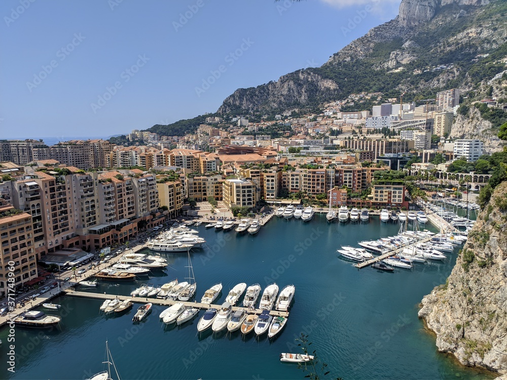 Monaco, principauté et capitale de la richesse, place du casino de monte Carlo et son sublime port avec des yachts et hotel de luxe