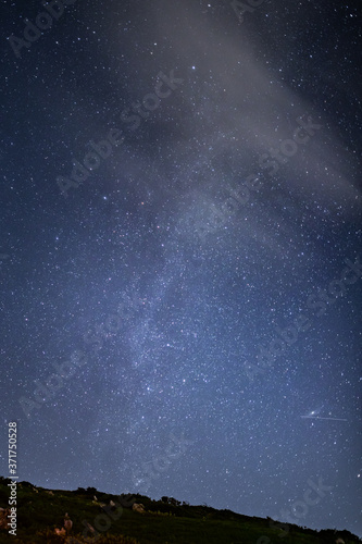 静かな伊吹山山頂よりペルセウス流星群を眺めに星空観察 © WATA3