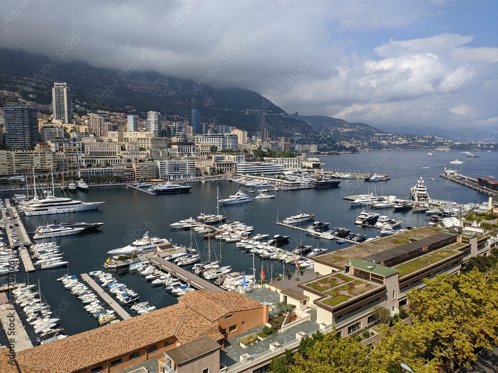Monaco, principauté et capitale de la richesse, place du casino de monte Carlo et son sublime port avec des yachts et hotel de luxe