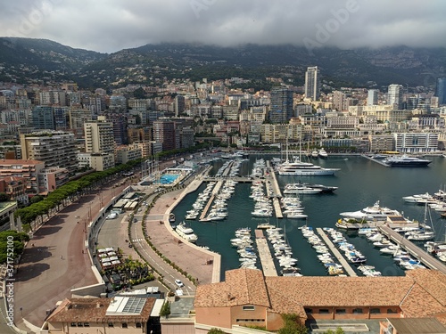 Monaco, principauté et capitale de la richesse, place du casino de monte Carlo et son sublime port avec des yachts et hotel de luxe richesse bourgoisie fortune