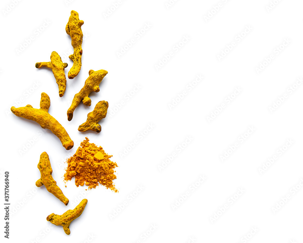 Obraz premium Yellow turmeric powder and dry roots