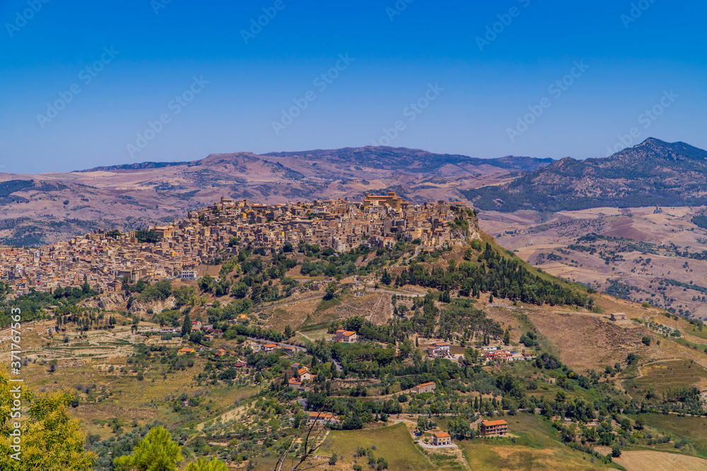 Obraz premium Panoramic view of the amazing medieval stone town of Leonforte on the hill in the province of Enna, Sicily, Italy