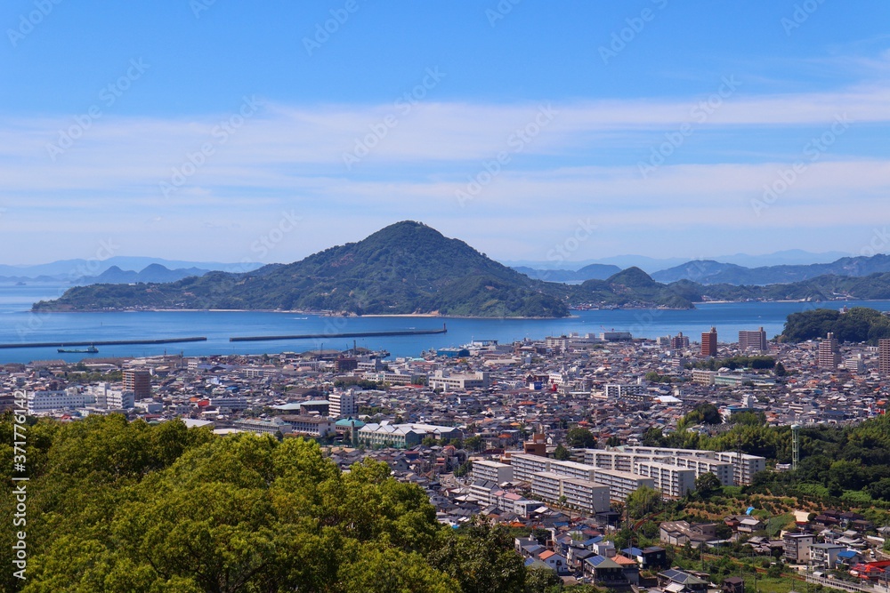 愛媛県松山市のフライブルグ城から興居島方面を眺める