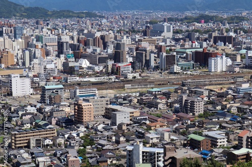 Fotografía 松山総合公園から松山駅（高架化前）、松山市駅（観覧車）方面を眺める