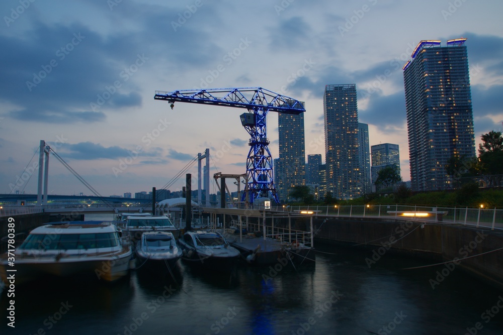 豊洲アーバンドック船着場夕景　クレーン
ブルーライトアップ　ゲートブリッジ　
晴海のタワーマンション