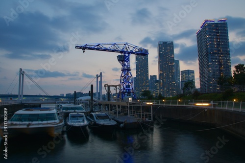 豊洲アーバンドック船着場夕景 クレーン ブルーライトアップ ゲートブリッジ 晴海のタワーマンション