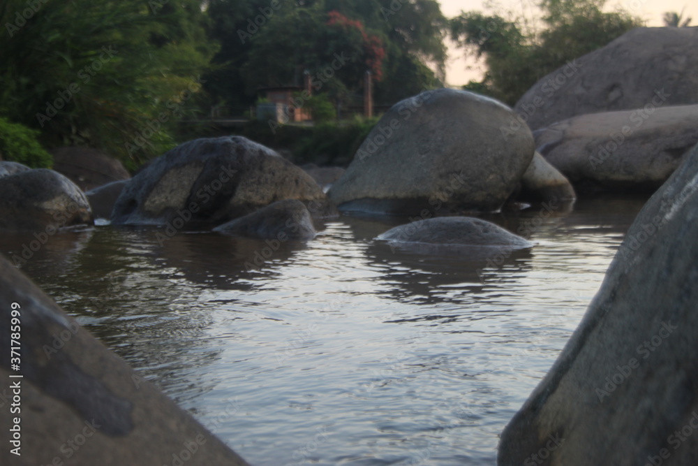 Naklejka premium Big rocks in a flowing river