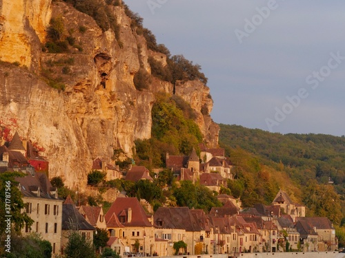 La Roque-Gageac in Dordogne, Aquitaine in France © slowmotiongli