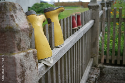 es regnet gleich, gelbe Gummistiefel und rote auf einem Zaun  umgestülpt zum trocknen ,holzzaun, holz, hölzern, gummistiefel, nen, park, landschaft, wasser, gate, gehen, hike, pfad, bauwerk, alt, photo