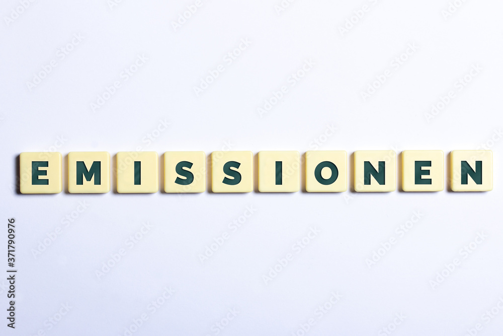 Emissionen in Buchstaben auf weißem Hintergrund Emissionen in Buchstaben auf weißem Hintergrund