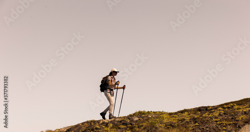 Frau mit Rucksack beim Wandern
