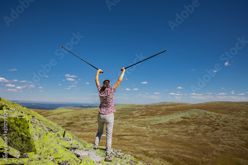 Frau beim Wandern im Rondane Nationalpark, Norwegen