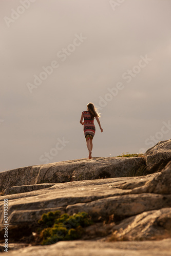 Silhouette einer Frau an der Schwedischen Schärenküste