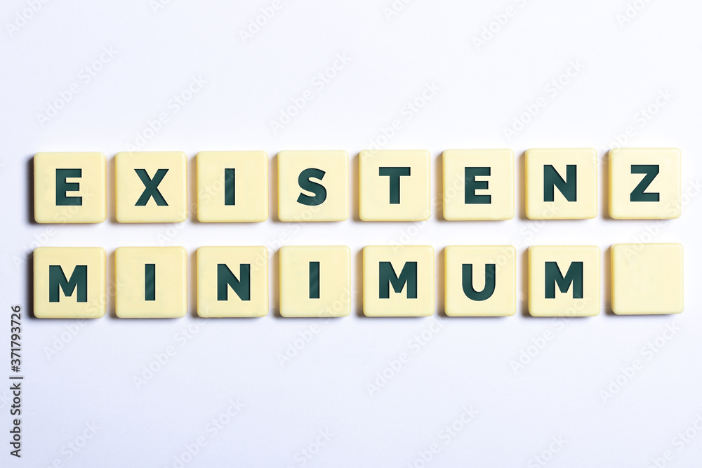 Existenzminimum in Buchstaben auf weißem Hintergrund