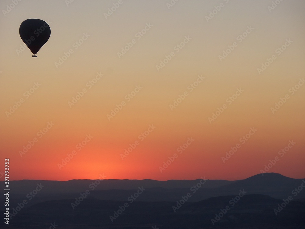 Naklejka premium hot air balloon at sunrise