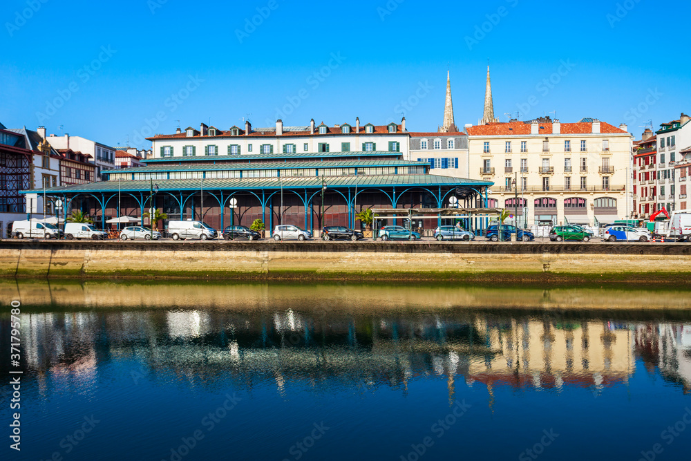 Fototapeta premium Colorful houses in Bayonne, France