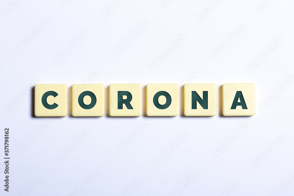 Das Wort Corona in Buchstaben auf weißem Hintergrund Das Wort Corona in Buchstaben auf weißem Hintergrund