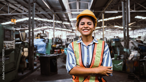 Fotografia attractive young african woman smiling and working engineering in industry