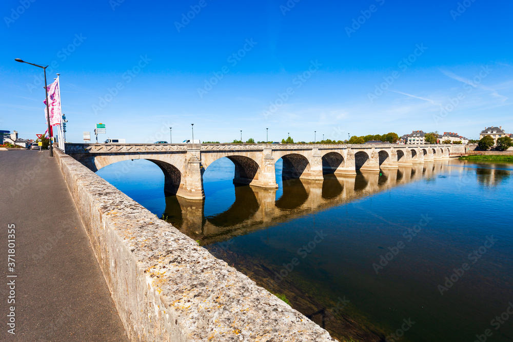 Fototapeta premium Cessart bridge in Saumur city
