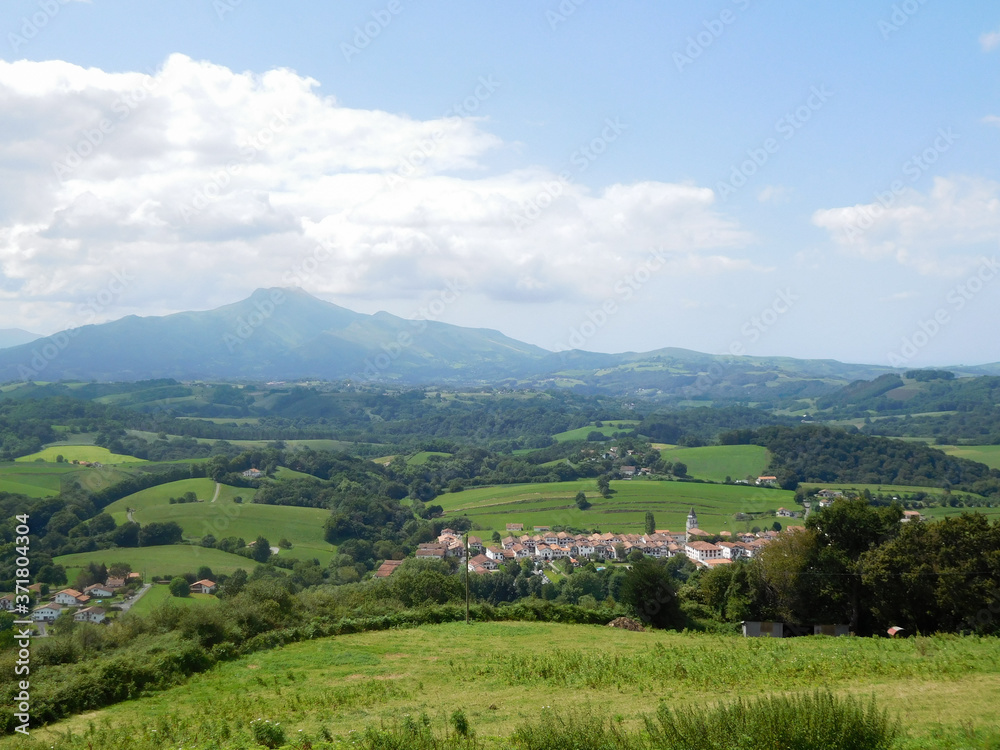 Village d'Ainhoa, au pied de la montagne la Rhune, au Pays Basque