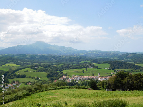 Village d Ainhoa  au pied de la montagne la Rhune  au Pays Basque