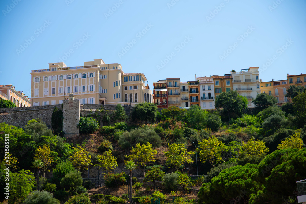 Des immeubles au sommet du rocher de Monaco