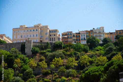 Des immeubles au sommet du rocher de Monaco