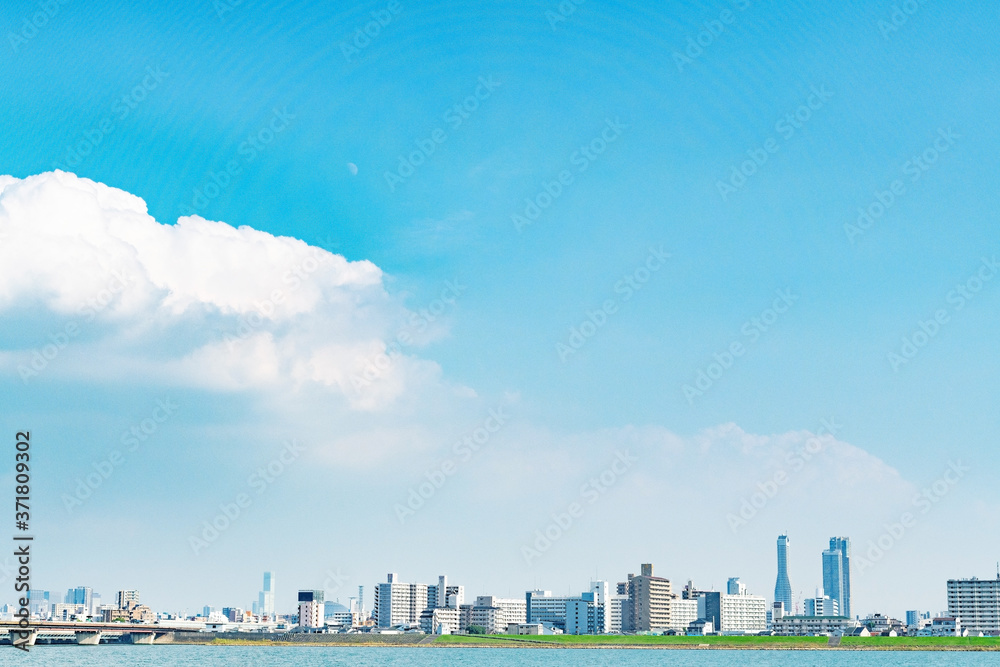 Naklejka premium 大阪の淀川河川敷からの青空と景色