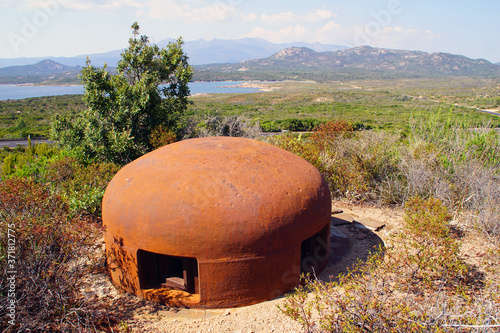 Tourelle rouillée d'un bunker en Corse du Sud, élément de la ligne de défense de la Corse du Sud, datant de la mise en place de la ligne Maginot, toujours en place aujourd'hui photo