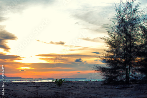 Red sky before sunset on the beach © tarn5796