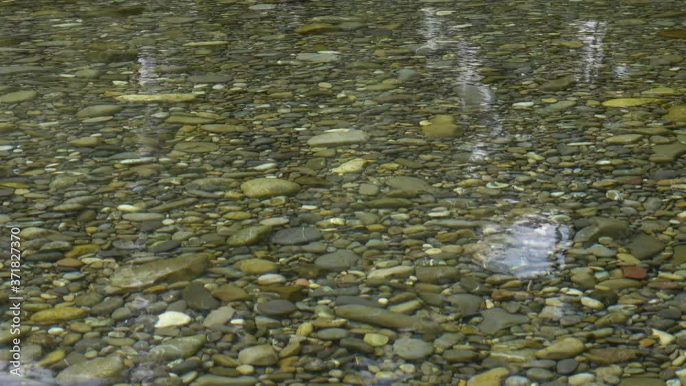 Ruhiges fließendes Wasser im Lech mit Blick auf grauen Kiesboden