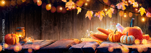  Thanksgiving Table - Pumpkins And Corncobs On Wooden Plank With Garlands 
