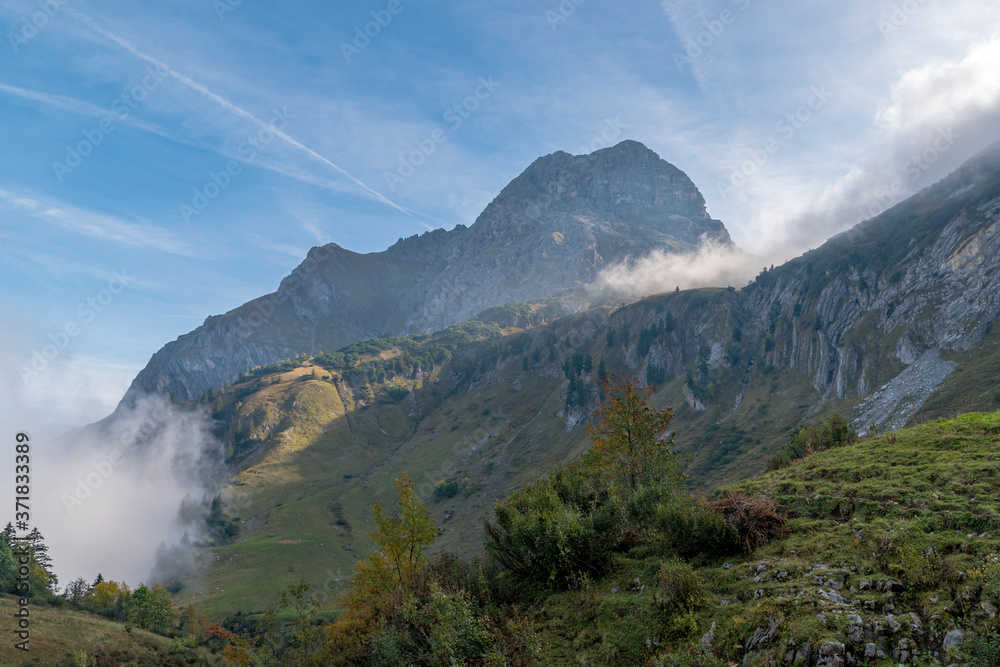 Wanderung zum großen Berg Widderstein in Österreich, mit viel Nebel und Dunst im Tal des Kleinwalsertal.