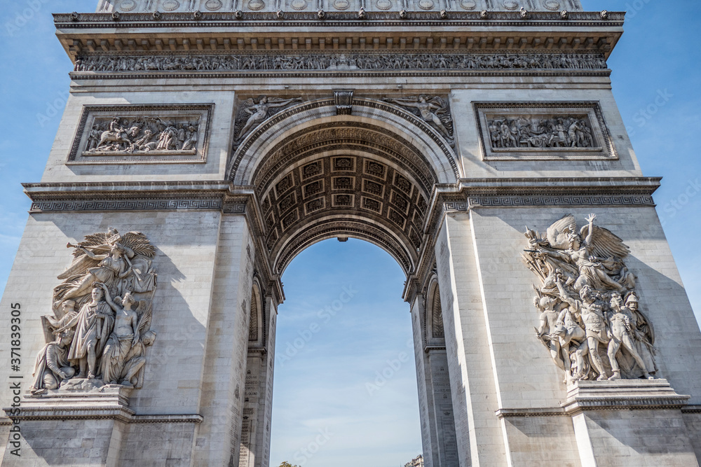 Obraz premium The Arch of Triomphe in Paris agains a blue sky