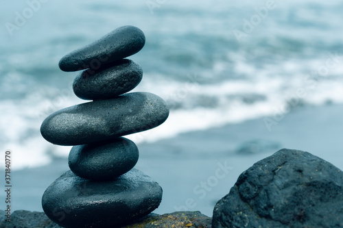 Balancing stones arranged in a pyramid shape