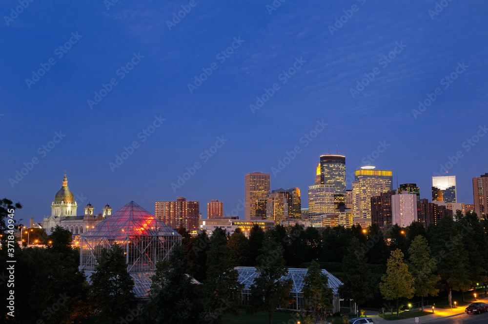 Obraz premium Minneapolis skyline from the Sculpture Garden Greenhouses after dusk