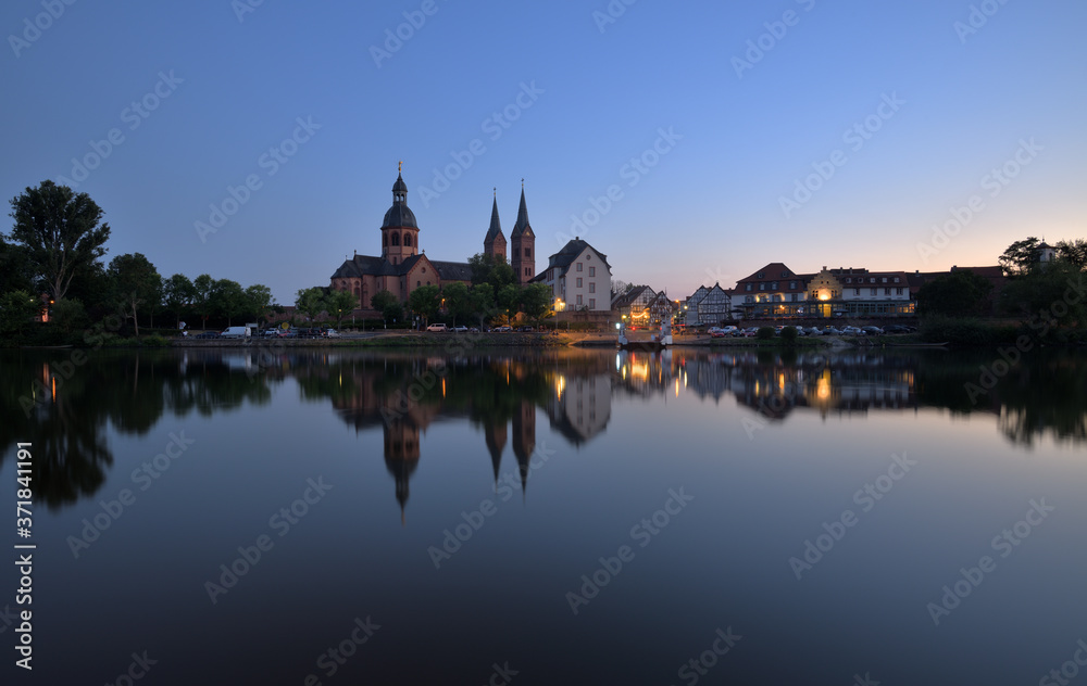 Spiegelung der Basilika von Seligenstadt im Main
